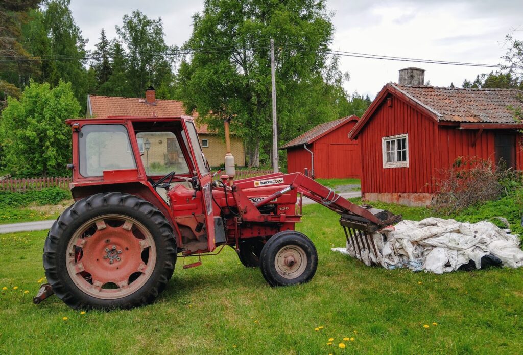 Traktor med gaffel och vit plast